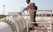 سوريا تبدأ إنشاء مصفاة جديدة وترفع طموحات إنتاج النفط إلى 200 ألف برميل يومياً