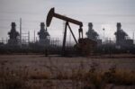 تراجع أسعار النفط مع تجدد التحركات الدبلوماسية لإنهاء حرب أوكرانيا