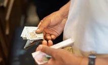 بنوك عالمية تحذر من "الضربة الثلاثية" التي قد تضعف الدولار في ديسمبر