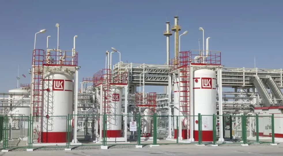 الولايات المتحدة تسمح ببيع الأصول الأجنبية لـ"لوك أويل" مع استمرار القيود على التحويلات إلى روسيا