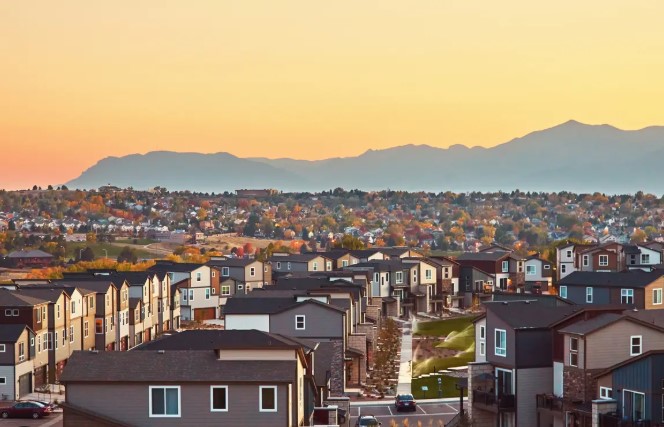 ترامب يتجه لحظر استحواذ شركات وول ستريت على المنازل العائلية