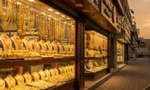 ‮«‬السبائك‮»‬‭: ‬الذهب‭ ‬يختتم‭ ‬أسبوعا‭ ‬تاريخيا‭ ‬قرب‭ ‬5000‭ ‬دولار‭ ‬للأونصة