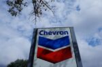 شيفرون وشركات دولية تتنافس على صفقات النفط الفنزويلي