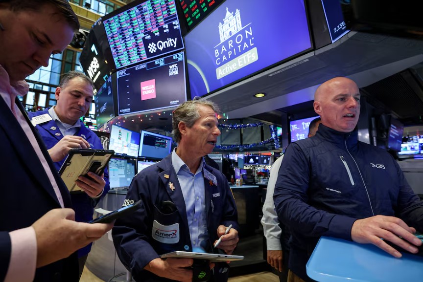 وول ستريت تغلق مرتفعة بدعم من أسهم التكنولوجيا و«وول مارت»