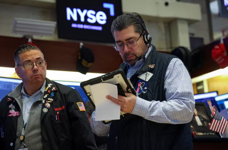 وول ستريت تتراجع مع تصاعد القلق من تهديدات ترامب التجارية المرتبطة بجرينلاند