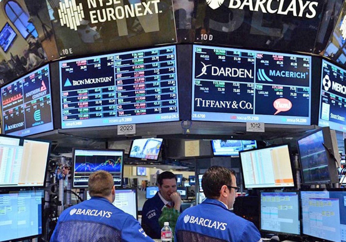 وول‭ ‬ستريت‭ ‬ترتد‭ ‬بحذر‭ ‬ترقباً‭ ‬لتطورات‭ ‬المعركة‭ ‬بين‭ ‬باول‭ ‬وترامب