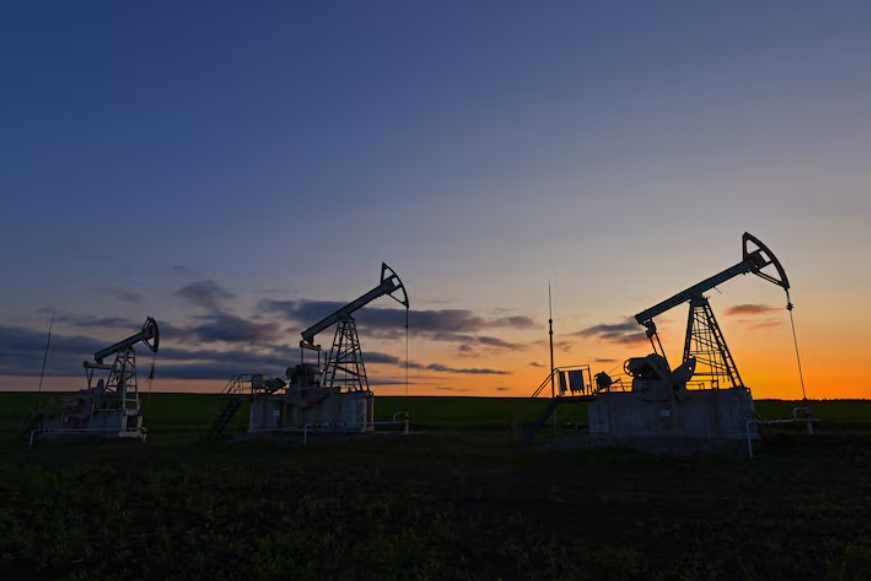 قفزة المخزونات الأميركية تضغط على الخام رغم تصاعد التوتر مع إيران