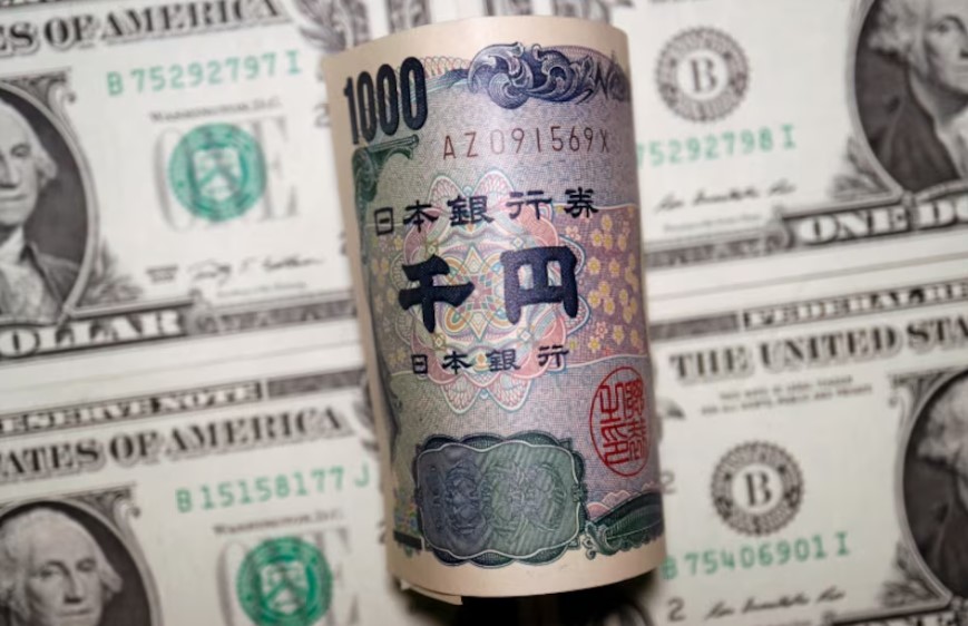الين يتجه لتكبد خسائر لليوم الرابع وسط قوة الدولار وترقب سياسي