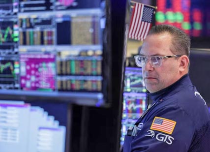 وول ستريت تتراجع مع تصاعد التوترات الجيوسياسية وضبابية الرسائل الأمريكية