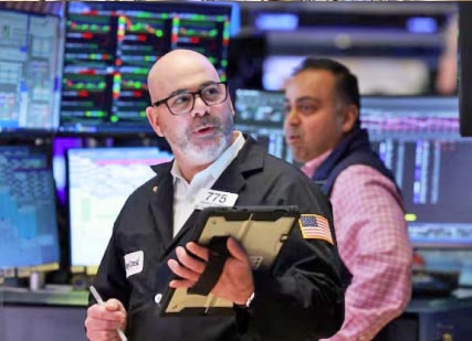 وول‭ ‬ستريت‭ ‬تتراجع‭ ‬تحت‭ ‬ضغط‭ ‬الفائدة‭ ‬والحرب