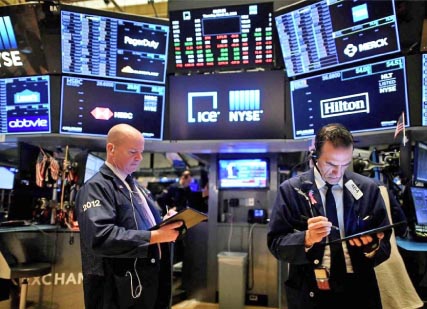 وول‭ ‬ستريت‭ ‬تتراجع‭ ‬للأسبوع‭ ‬الثالث