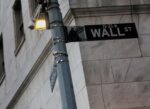وول ستريت ترتفع بدعم أسهم الذكاء الاصطناعي وتراجع النفط