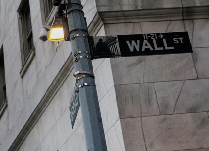 وول ستريت ترتفع بدعم أسهم الذكاء الاصطناعي وتراجع النفط