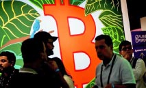 ‮‬بتكوين‮‬‭ ‬تفقد‭ ‬الزخم‭ ‬قرب‭ ‬80‭ ‬ألف‭ ‬دولار