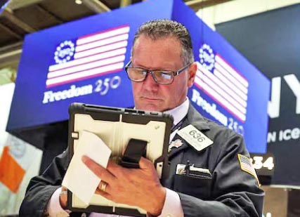 وول‭ ‬ستريت‭ ‬تتراجع‭... ‬توازن‭ ‬هش‭ ‬بين‭ ‬التصعيد‭ ‬وفرص‭ ‬التهدئة