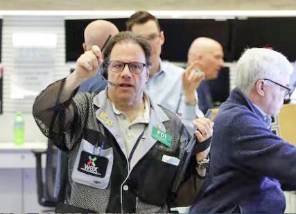 الأسواق‭ ‬الأميركية‭ ‬تتحدى‭ ‬التصعيد‭.. ‬مكاسب‭ ‬مفاجئة‭ ‬وسط‭ ‬ضباب‭ ‬الحرب