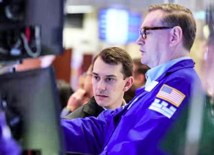 وول‭ ‬ستريت‭ ‬تتأرجح‭.. ‬مكاسب‭ ‬محدودة‭ ‬وسط‭ ‬ضغوط‭ ‬النفط‭ ‬وترقب‭ ‬الفائدة