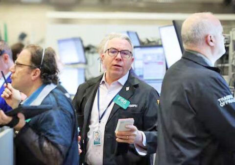 وول‭ ‬ستريت‭ ‬تتماسك‭ ‬عند‭ ‬القمم‭ ‬بانتظار‭ ‬قرار‭ ‬الفائدة‭ ‬ونتائج‭ ‬‮«‬التكنولوجيا‭ ‬الكبرى‮»‬