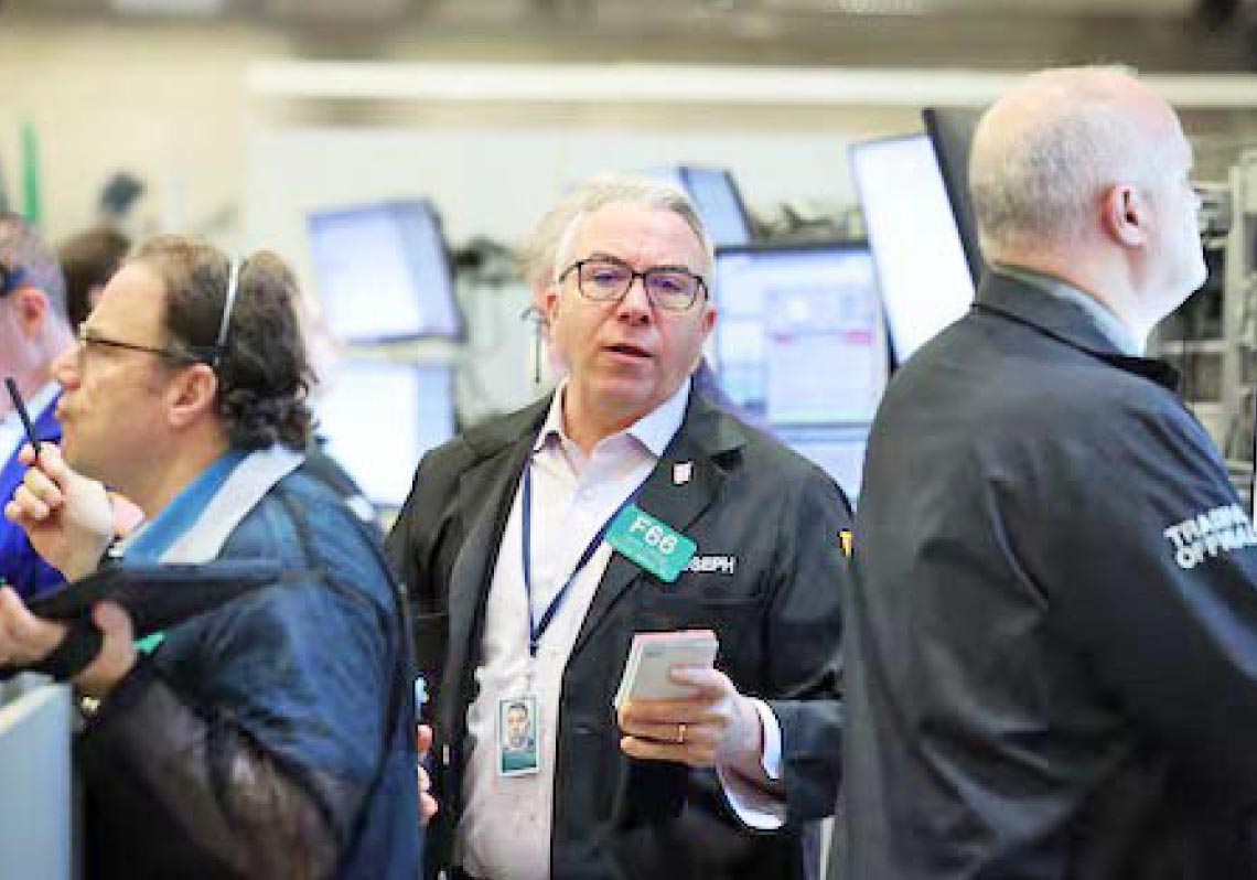 وول‭ ‬ستريت‭ ‬تتماسك‭ ‬عند‭ ‬القمم‭ ‬بانتظار‭ ‬قرار‭ ‬الفائدة‭ ‬ونتائج‭ ‬‮«‬التكنولوجيا‭ ‬الكبرى‮»‬