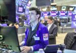 وول‭ ‬ستريت‭ ‬تواصل‭ ‬التحليق‭.. ‬ستاندرد‭ ‬آند‭ ‬بورز‭ ‬وناسداك‭ ‬عند‭ ‬قمم‭ ‬تاريخية
