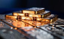 الذهب‭ ‬يتجاوز‭ ‬4525‭ ‬دولاراً‭ ‬للأونصة‭ ‬مرتفعاً‭ ‬1‭%‬