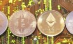 بيتكوين‭ ‬تتراجع‭ ‬2‭ % ‬تحت‭ ‬ضغط‭ ‬الفائدة