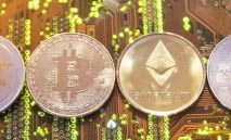 بيتكوين‭ ‬تتراجع‭ ‬2‭ % ‬تحت‭ ‬ضغط‭ ‬الفائدة